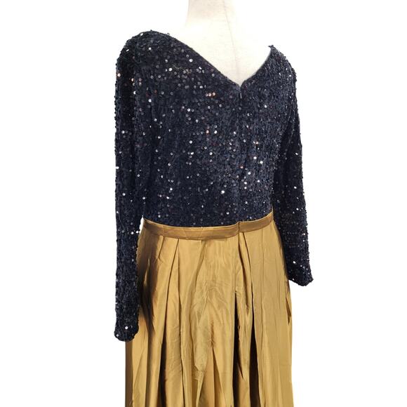NWT Women's Black Gold Long Sleeve Velvet Sequin Gown Size 20 - Picture 11 of 14